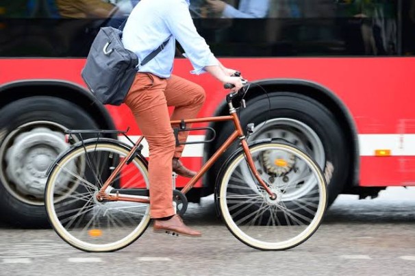 Mais cem pessoas recebem kit com bicicleta, capacete e smartphone para trabalhar