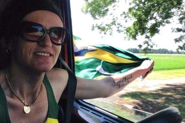 Brasileira larga faculdade para ganhar R$ 26 mil por frete como caminhoneira nos EUA