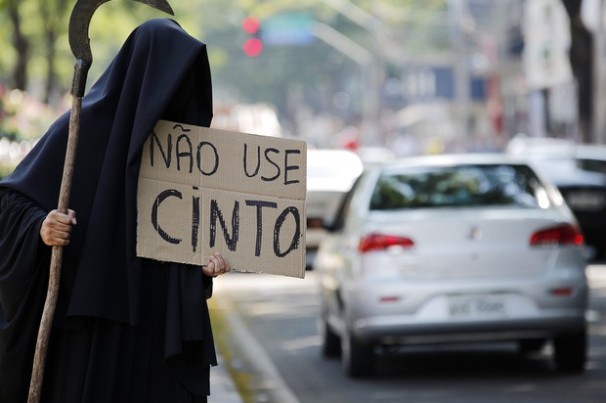 Multa por dirigir sem cinto de segurança