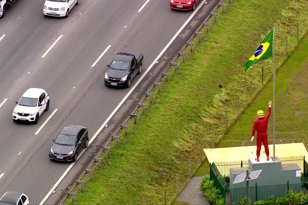 Estátua de Ayrton Senna provoca curiosidade de motoristas e causa lentidão em rodovia que leva nome do piloto