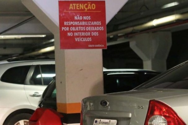 Lei proíbe estacionamentos de exibirem cartazes que eximem donos de culpa por furtos