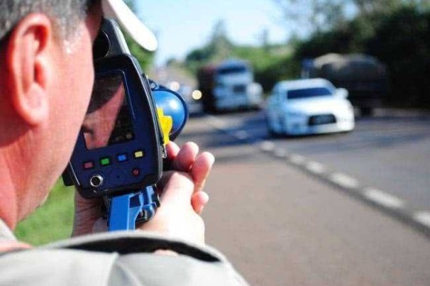 A infração por excesso de velocidade permanece entre as mais cometidas