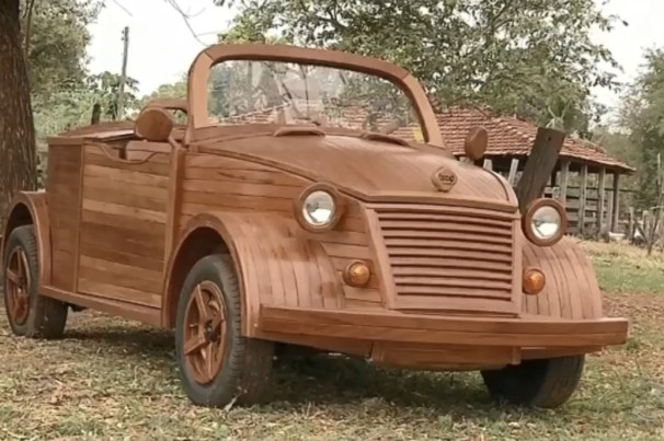 Marceneiro realiza sonho e constrói Fusca conversível de madeira no interior de SP