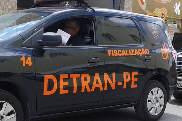 Detran-PE reduz serviços e prorroga prazos