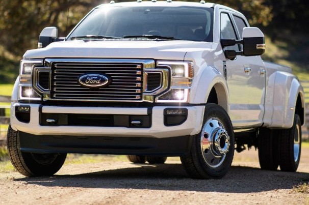 Nos EUA, defeito na Ford F-450 é arrumado com fita adesiva