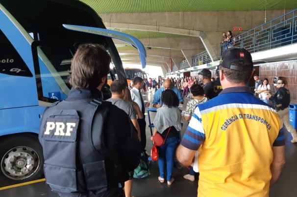 PRF, ANTT e DER realizam fiscalização em veículos de transporte coletivo de passageiros na Paraíba