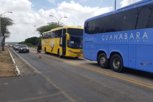 PRF realiza ação sobre importância do uso do cinto de segurança em ônibus