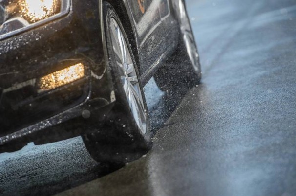 Motoristas devem redobrar atenção no trânsito no período de chuva