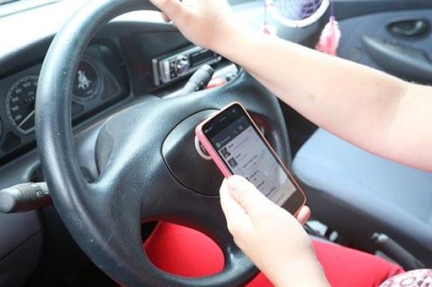 WhatsApp e direção – uma arma mortal no trânsito!