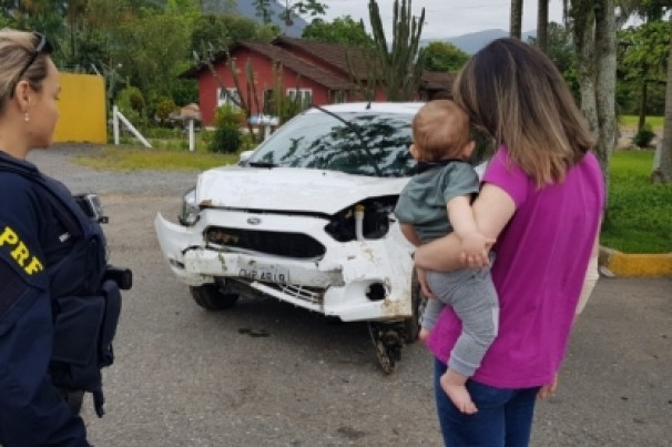 Cadeirinha salva a vida de criança na BR 101