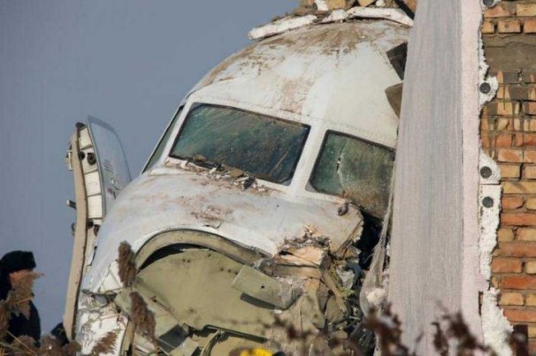 Avião com cerca de 100 pessoas cai no Cazaquistão e deixa mortos