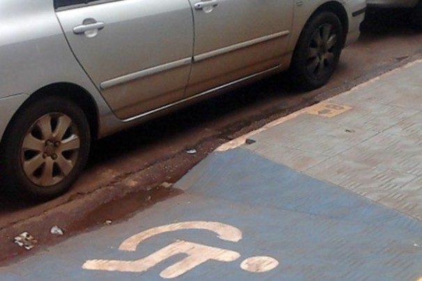 Carro que bloquear acesso de cadeirantes poderá ser removido, aprova CDH
