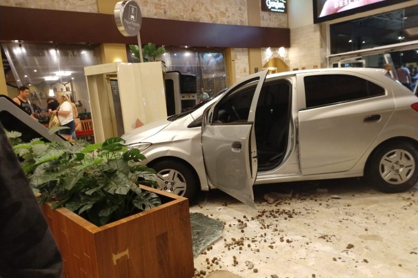 Carro invade shopping após motorista perder controle do veículo