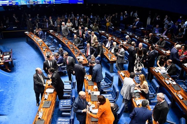 Arrecadação de ICMS e fontes para estabilizar preços dividem senadores