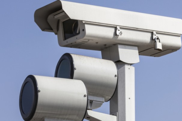 Radar escondido pode multar? Entenda o que diz a lei