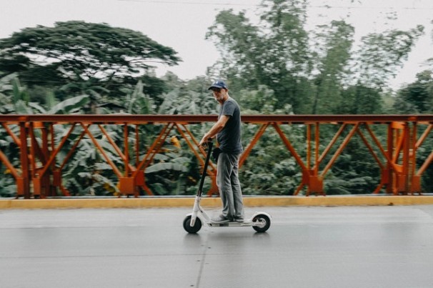 Scooters elétricas chegam em janeiro como lançamento de um projeto piloto