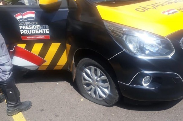 Motociclista discorda de autuação de trânsito e fura pneu de carro oficial da Semob
