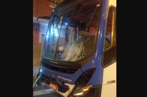 Acidente envolvendo moto e ônibus deixa duas pessoas mortas em João Pessoa