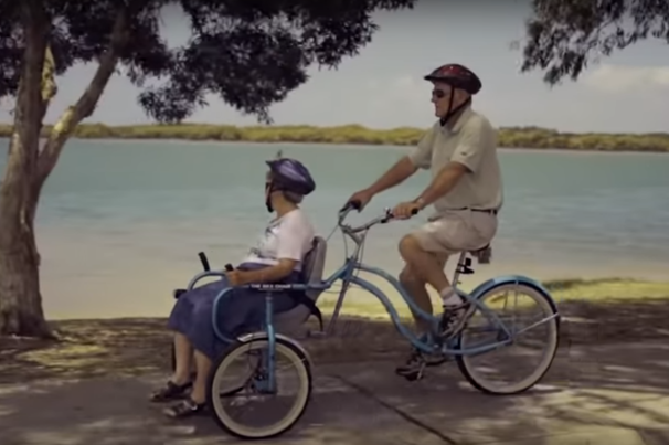 Bicicleta adaptada permite passeio com cadeirantes