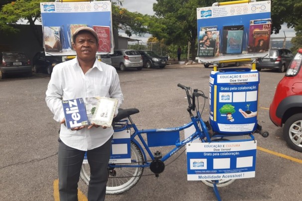 Cobrador de ônibus apaixonado por livros usa bicicleta para compartilhar obras nos terminais de transporte