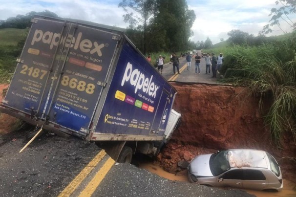 Cratera se abre na MG-133  e quatro veículos são engolidos; uma mulher está desaparecida
