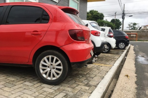 Estacionar em passeios é a 12ª infração mais cometida em Teresina