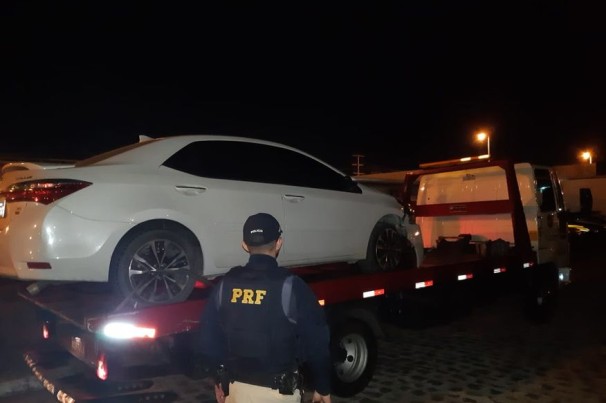 Motorista embriagado foge da PRF em Intermares, quase atropela policiais e bate carro em calçada