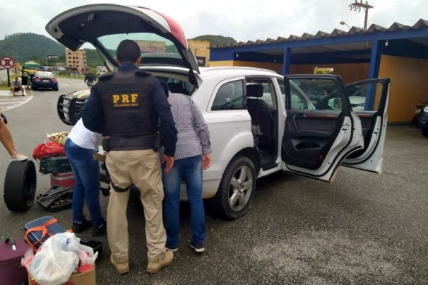 Brasileiros são flagrados circulando com veículos estrangeiros irregulares