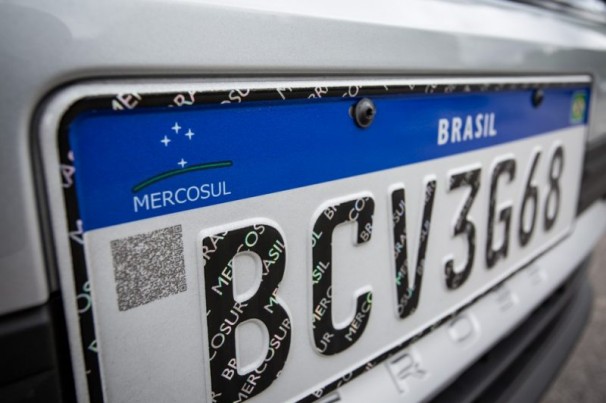 Após pressão dos Detrans e fabricantes, placa Mercosul sofrerá alteração