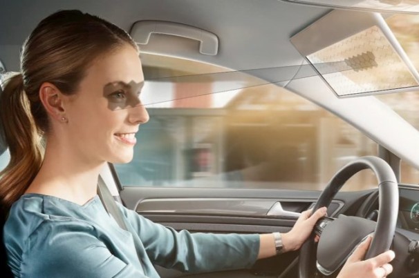 Este quebra-sol para carros da Bosch usa uma tela LCD para não bloquear sua visão da via