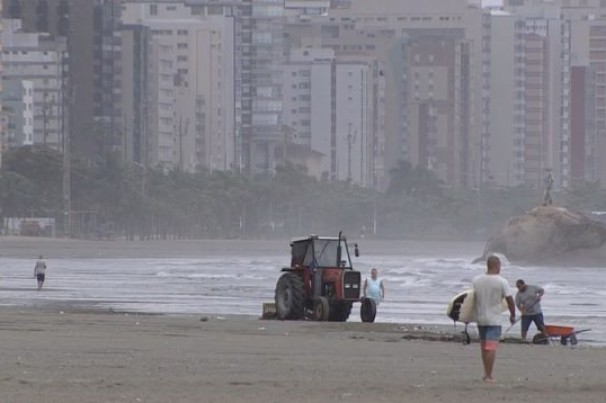 Mulher que se bronzeava em praia de SP morre atropelada por trator
