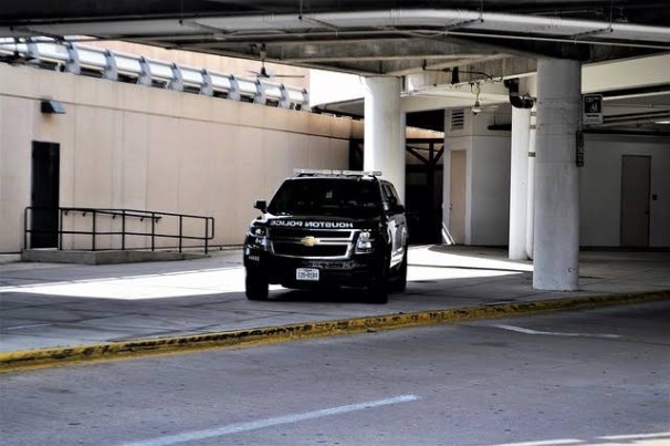 O estacionamento de viaturas policiais sobre os passeios e as calçadas