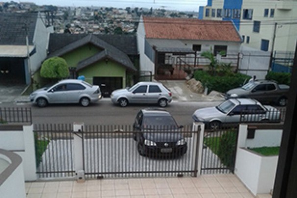 É permitido fazer manobras de retorno na entrada ou saída de garagem?