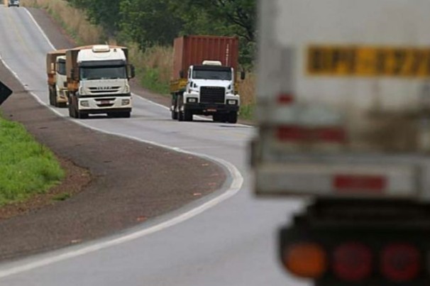 Ultrapassagem proibida: uma das maiores causas de acidentes em rodovias