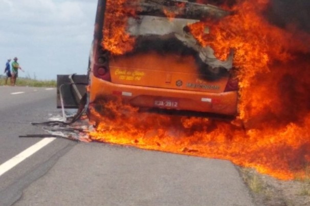 Ônibus com cerca de 30 passageiros pega fogo em rodovia