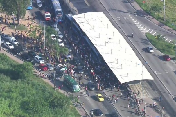 Passageiros fazem protesto e bloqueiam sistema BRT, na Zona Oeste do Rio