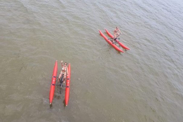 Já pensou em andar de bicicleta no mar? Conheça o bike boat