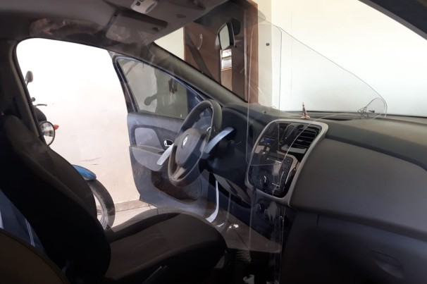 Motorista de aplicativo constrói cabine blindada contra agressores