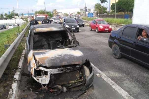 Carro de transporte alternativo pega fogo na BR-230