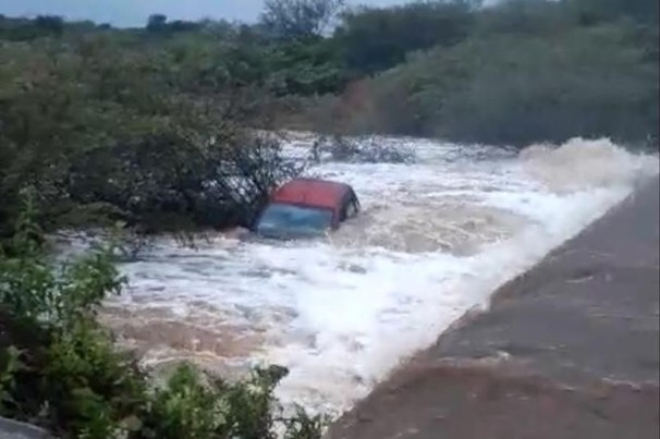 Carro com pai e filho é arrastado pela correnteza em canal