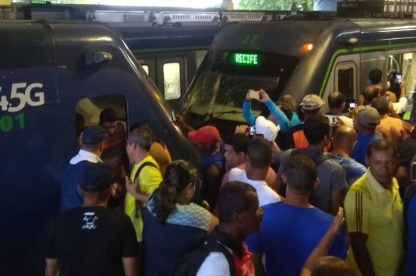 Colisão entre dois trens do Metrô do Recife deixa feridos e paralisa Linha Centro