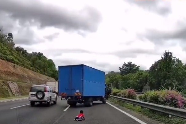 Vídeo: Criança é arremessada de carro em alta velocidade