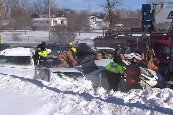 Engavetamento com mais de 200 carros deixa 2 mortos no Canadá