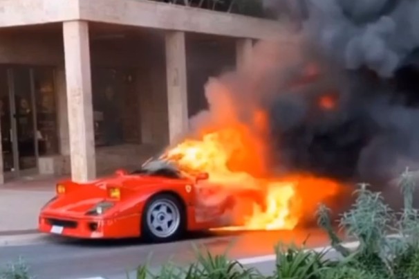 Ferrari F40 pega fogo em Mônaco, e flagra é feito por ex-piloto da MotoGP