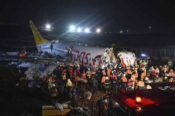 Avião sai da pista e fuselagem se parte em aeroporto na Turquia