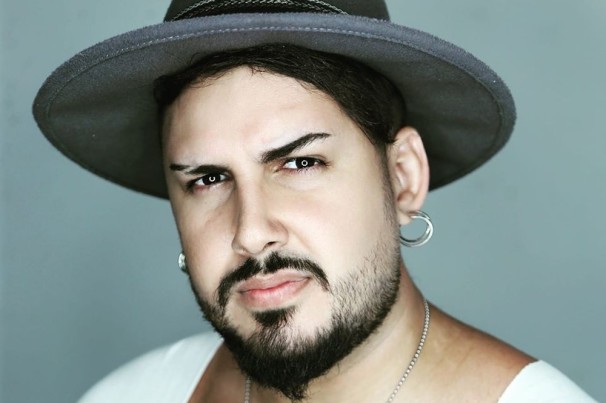 Cantor sertanejo morre após bater motocicleta em poste na volta de show