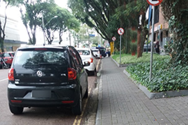 Posso estacionar meu veículo automotor no meio-fio pintado de amarelo?