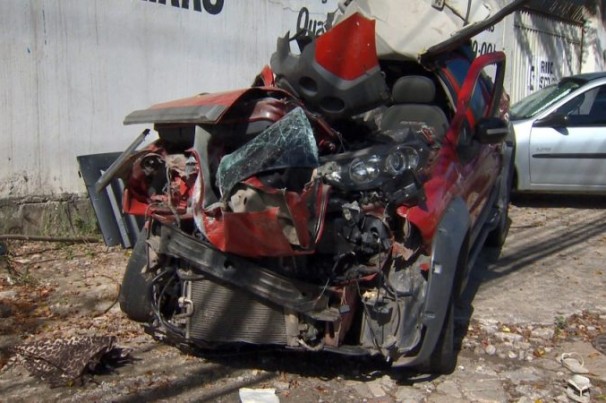 Criminosos batem veículo roubado e um morre