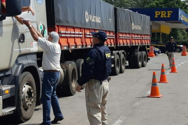 Escolha de lona de caminhão depende do tipo de carga e modelo do veículo