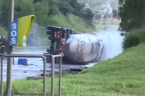 Motorista morre após carreta com etanol tombar